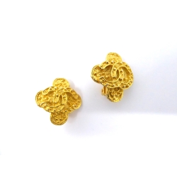 CHANEL - Ear clips CHANEL, Pair of clips in gilt metal, clover shape with double C. Signed and gilded.
